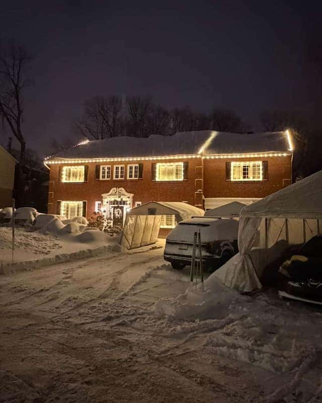 Éclairage festif — installation sur façade en briques, hiver