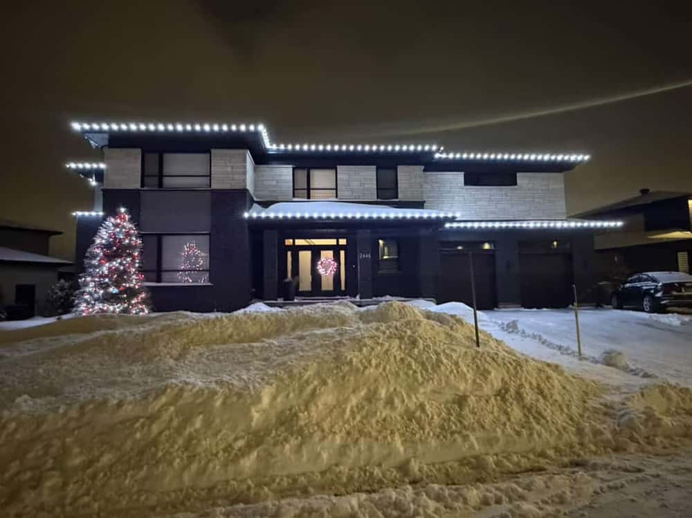 Éclairage festif — sapin et couronnes